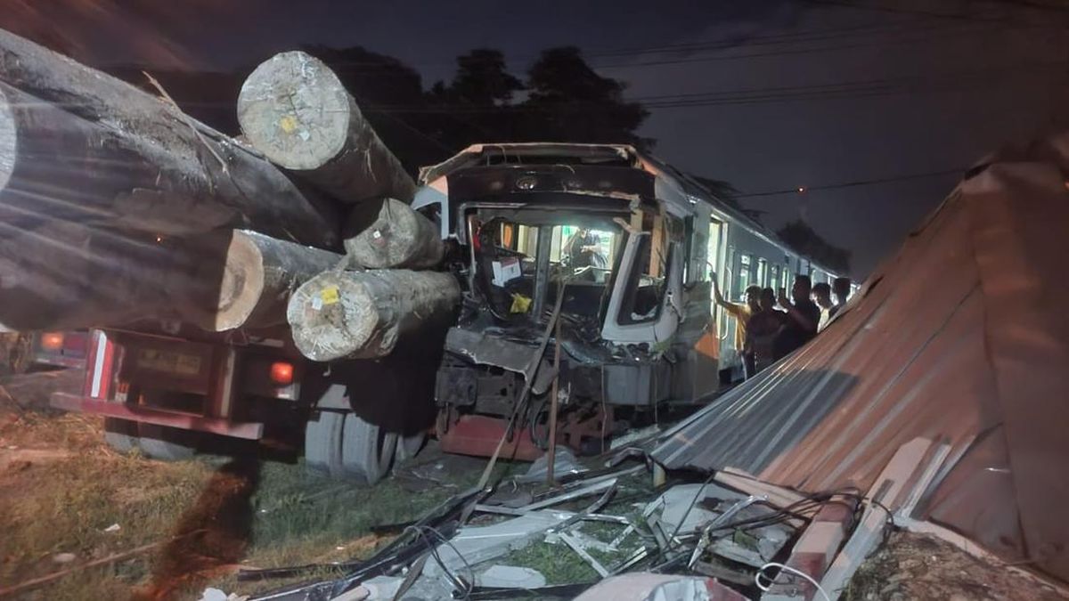 Tragedi di Rel Gresik: Trailer Pengangkut Kayu Gelondongan Ditabrak KA Komuter