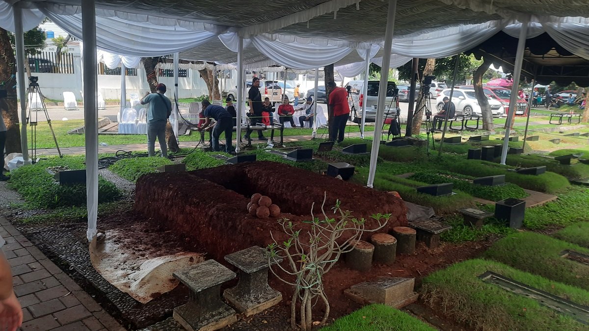 Warisan Abadi: Titiek Puspa Dimakamkan Dekat Makam Bung Hatta